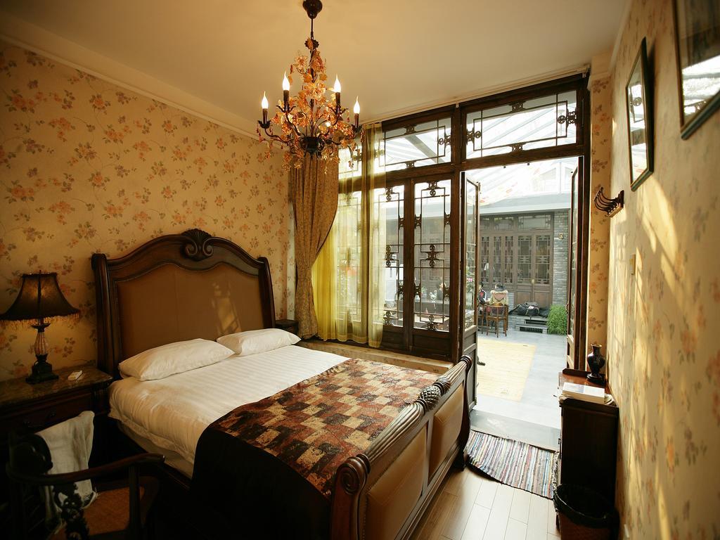 Kelly's Courtyard Hotel